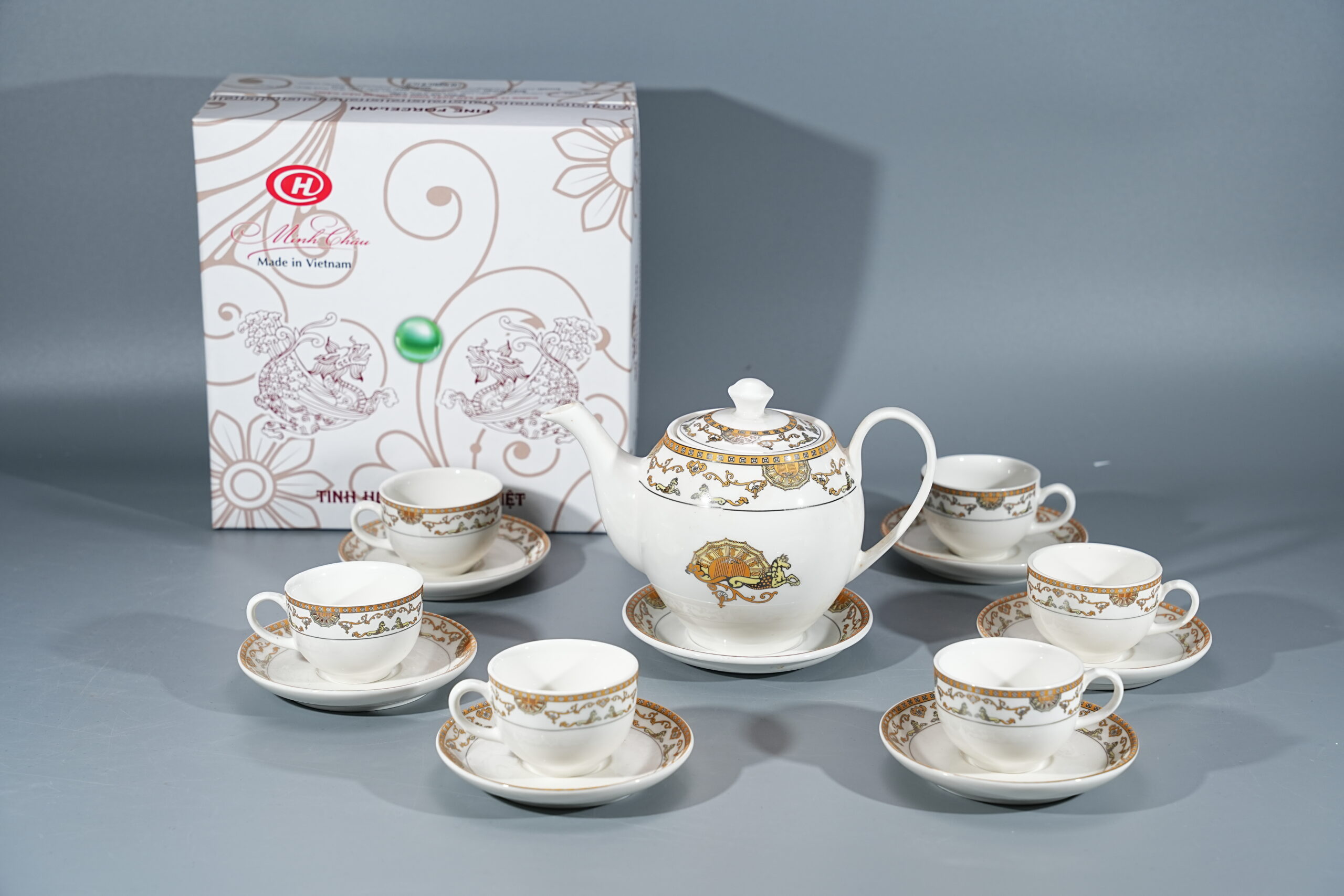You are currently viewing Bộ ấm trà kẻ viền họa tiết vàng